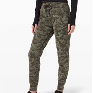 Lululemon Ready to Rulu Jogger Green Camo Size 2 Pants 29"